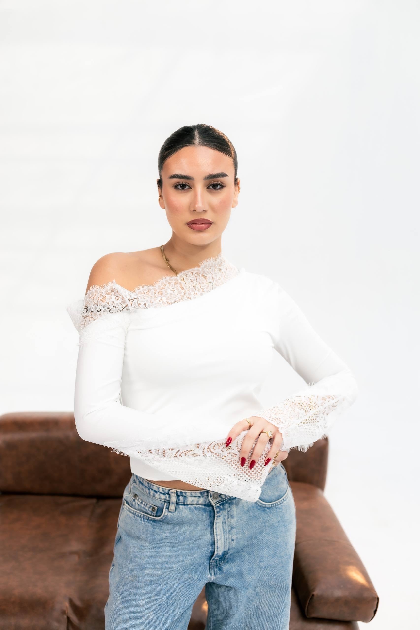 Basic top with dantel