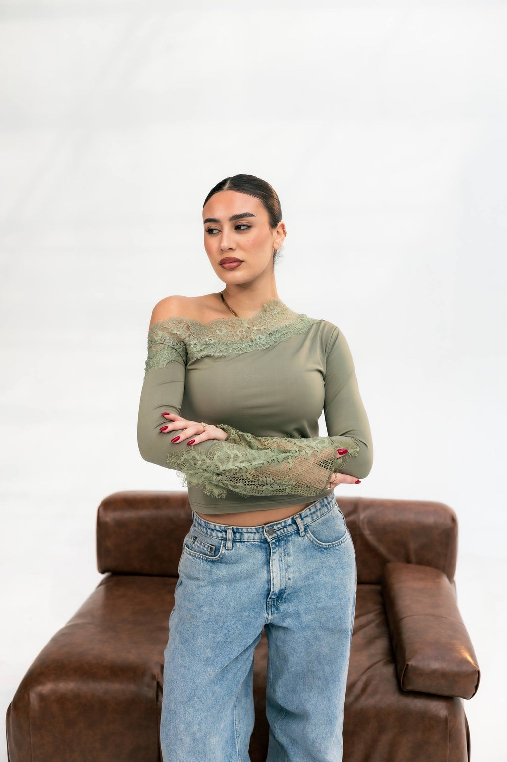 Basic top with dantel