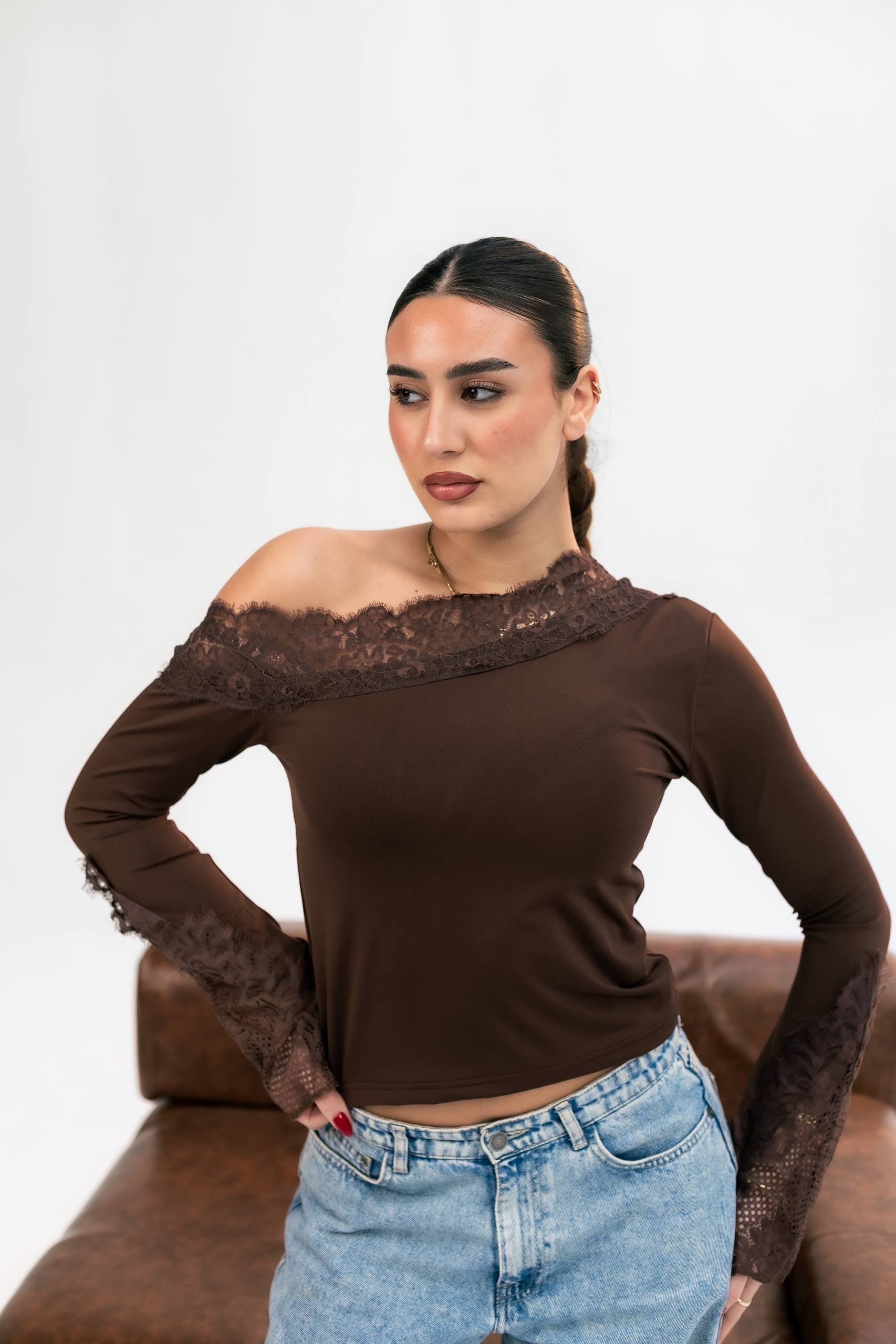 Basic top with dantel