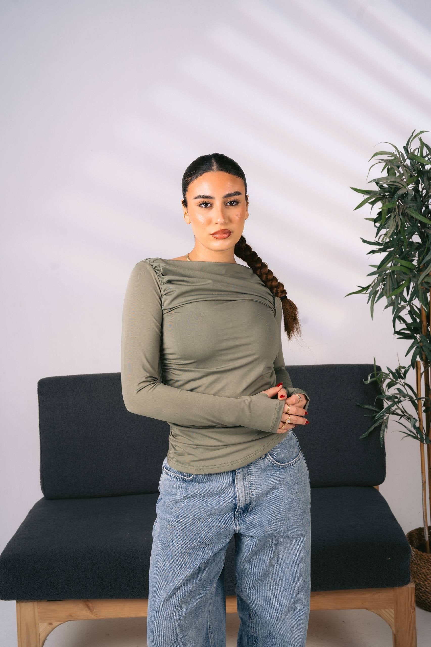 Basic top with dantel