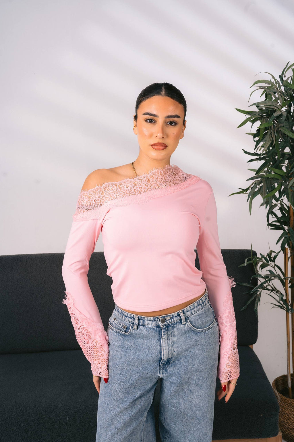 Basic top with dantel