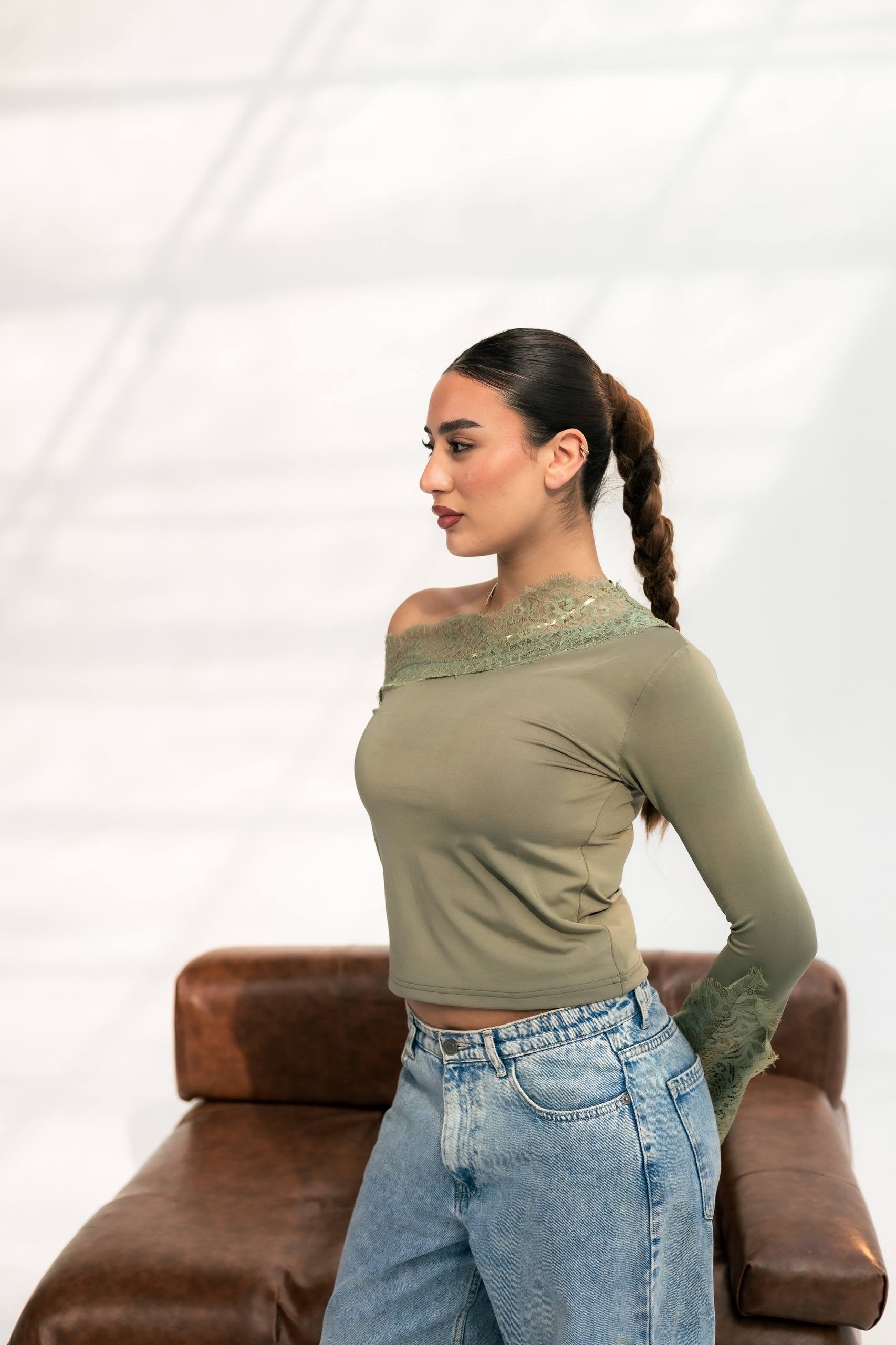 Basic top with dantel