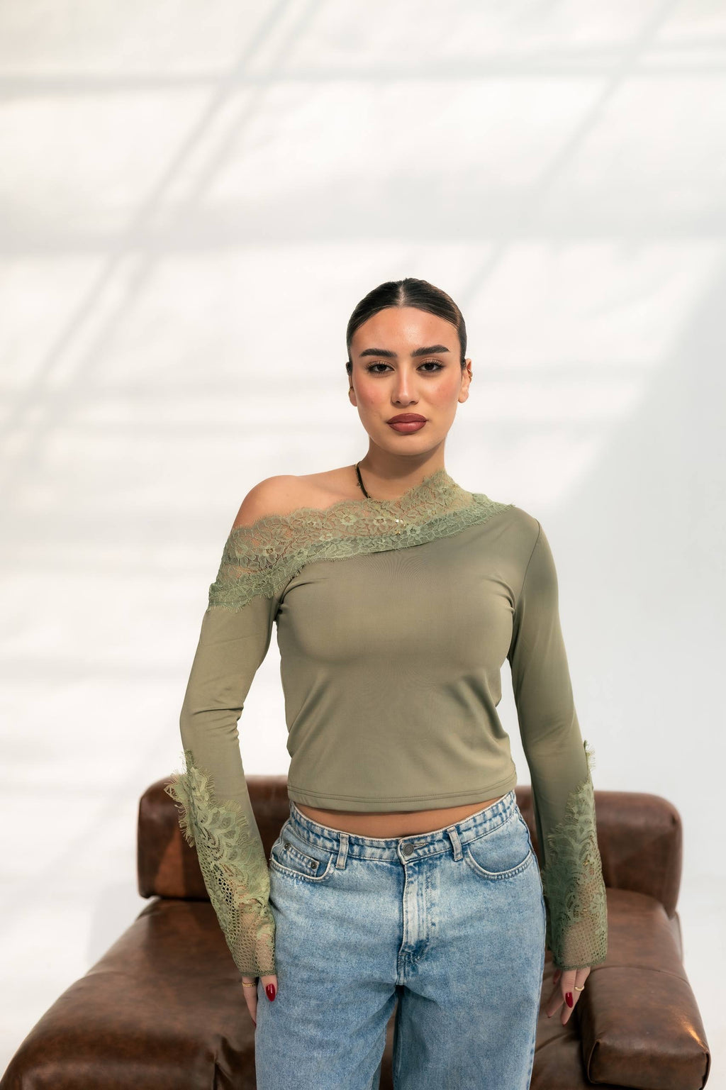 Basic top with dantel